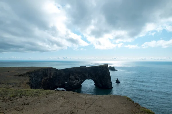 Islandia paisaje, popular hito Playa de arena negra en Vik, Islandia — Foto de Stock