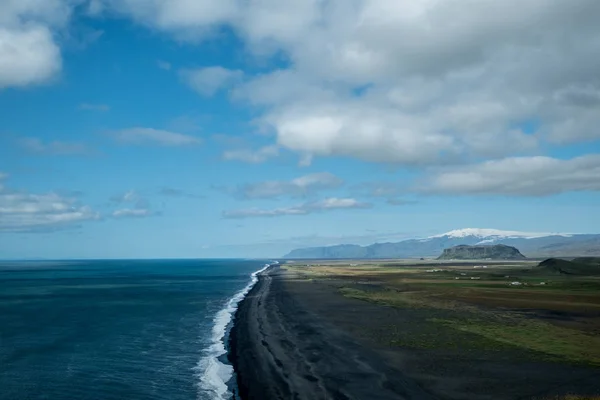 Island Landschaft, beliebtes Wahrzeichen Black Sand Beach in Vik, Island — Stockfoto