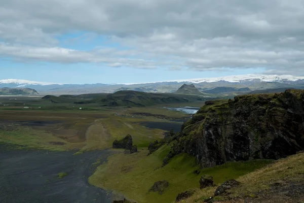 Błękitne niebo w czarnej plaży. Vík, Iceland — Zdjęcie stockowe