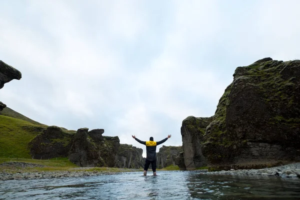 Turist Fjadrargljufur, İzlanda şaşırtıcı kanyonda etrafında dolaşıp — Stok fotoğraf