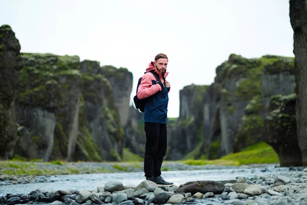 Seikkailija Skogafoss vesiputous, luonto Islannissa. Nuori mies luontomaisemassa . — kuvapankkivalokuva