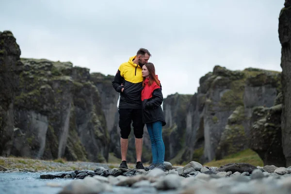 Paar steht auf dem Gipfel des Felsens im Outdoor-Park in Island. fjadrargljufur-schlucht. — Stockfoto