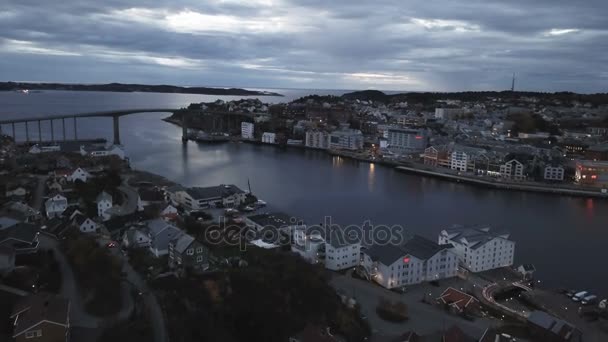 Pôr do sol sobre Trondheim. Aeronáutica da cidade, vista superior. Noruega — Vídeo de Stock