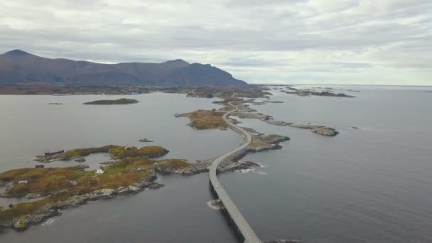 Drohnenaufnahmen von atemberaubender Atlantikstraße in Norwegen — Stockvideo