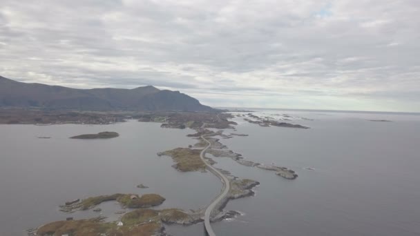 Luchtfoto drone schot van verbluffende Atlantische weg in Noorwegen — Stockvideo