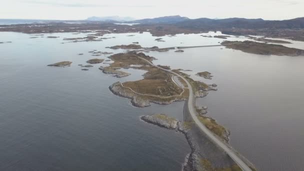 Drohnenaufnahmen von atemberaubender Atlantikstraße in Norwegen — Stockvideo