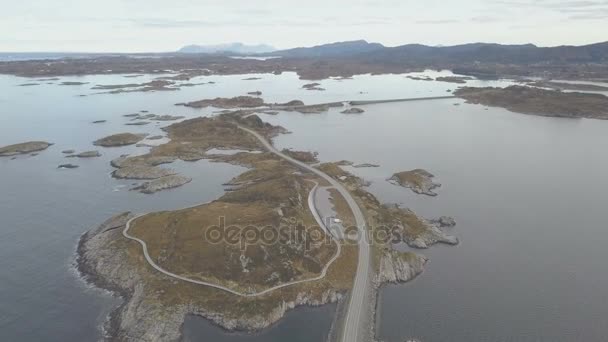 ノルウェーの美しい大西洋の道の空中ドローン ショット — ストック動画