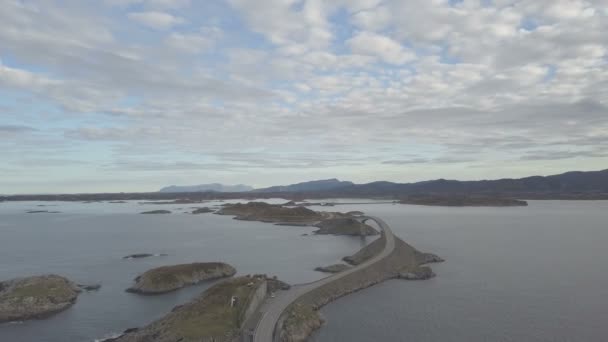 Luchtfoto drone schot van verbluffende Atlantische weg in Noorwegen — Stockvideo