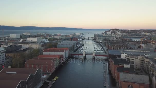 Pôr do sol sobre Trondheim. Aeronáutica da cidade, vista superior. Noruega — Vídeo de Stock