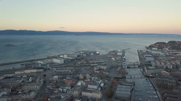 Západ slunce nad Trondheim. Panoráma města, pohled shora. Norsko antény — Stock video