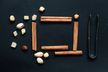 kahverengi şeker ve fındık ile Aromatik baharatlar
