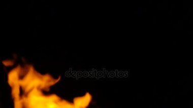 alevler siyah arkaplanda