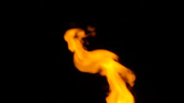 alevler siyah arkaplanda