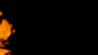 alevler siyah arkaplanda