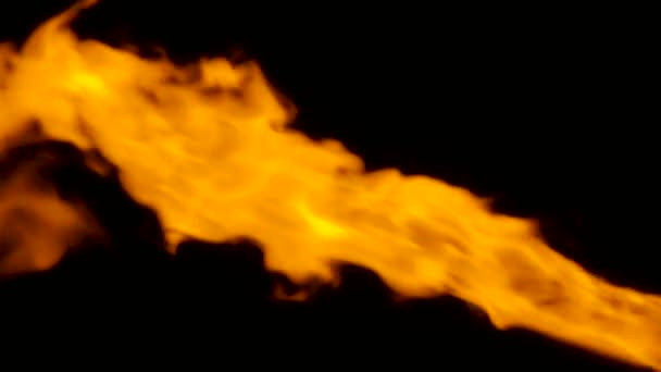 Огненное пламя, разрывающееся в одном направлении, изолированное на черном — стоковое видео