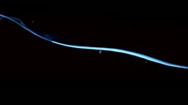 Temiz su yüzeyinde bir siyah mavi dalgalanma