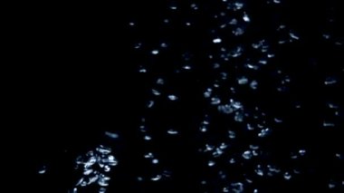 Siyah arka plan üzerinde kabarcıklar. kaynar su yakın çekim