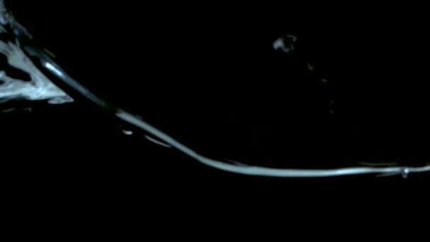 Καθαρό νερό επιφάνεια σε ένα μαύρο μπλε κυματισμός — Αρχείο Βίντεο