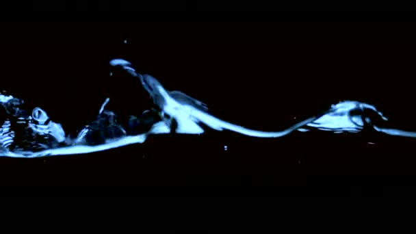 Чистая поверхность воды на черной голубой ряби — стоковое видео