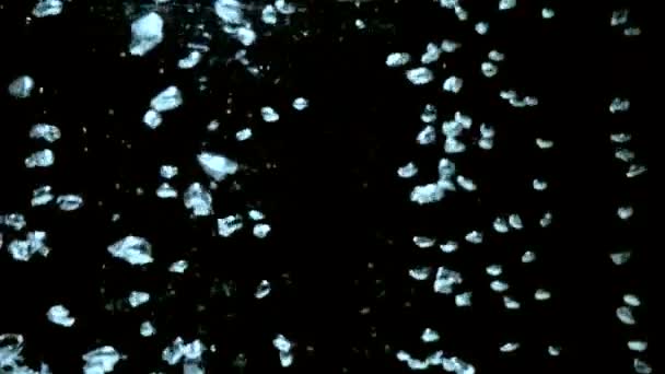 Бульбашки на чорному тлі. кипляча вода крупним планом — стокове відео