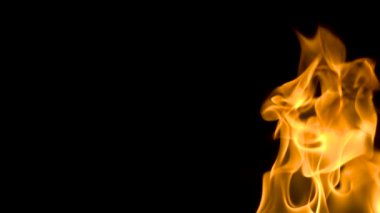 Flameson siyah bir arka plan ateş. ağır çekim