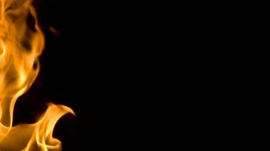 Flameson siyah bir arka plan ateş. ağır çekim