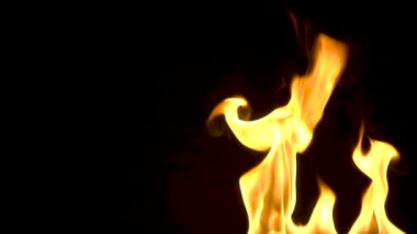 Flameson siyah bir arka plan ateş. ağır çekim