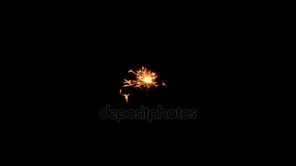 Різдво sparkler ізольовані на чорному тлі. Бенгальський вогонь — стокове відео