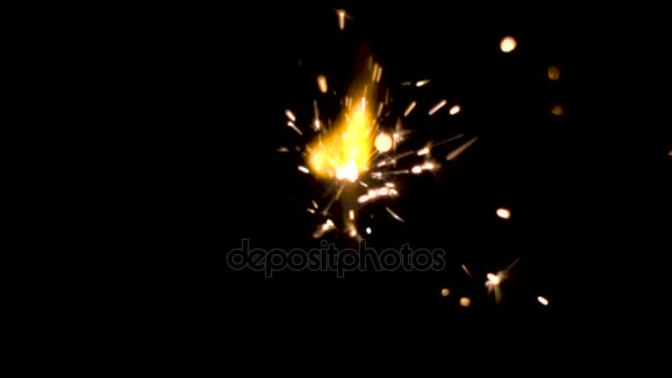 Kerst sparkler geïsoleerd op zwarte achtergrond. Bengalen brand — Stockvideo