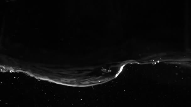 Медленное движение воды против черной капли — стоковое видео