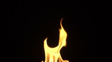 siyah arka plan üzerinde izole ateş. ağır çekim