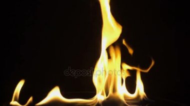 siyah arka plan üzerinde izole ateş. ağır çekim