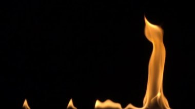 siyah arka plan üzerinde izole ateş. ağır çekim