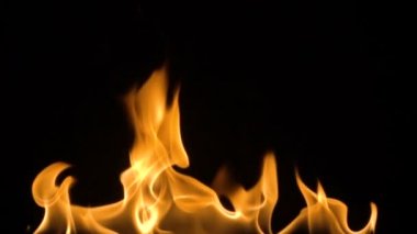 siyah arka plan üzerinde izole ateş. ağır çekim