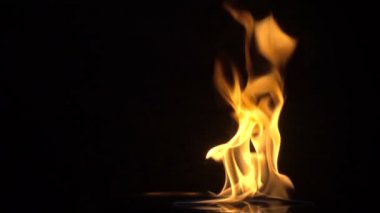 siyah arka plan üzerinde izole ateş. ağır çekim