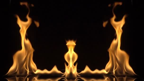 Duas chamas movem-se sincronicamente. isolado sobre fundo preto. câmara lenta — Vídeo de Stock