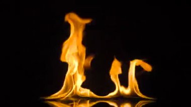 siyah arka plan üzerinde izole ateş. ağır çekim