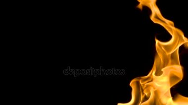 Yangın ve siyah bir arka plan ile yavaş çekimde bir yansıtıcı cam yüzey üzerinde yavaşça alevler ile yanan alevler