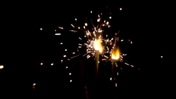 Kerst sparkler geïsoleerd op zwarte achtergrond. Bengalen brand — Stockvideo