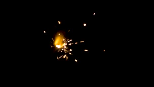 Natale scintillante isolato su sfondo nero. Fuoco del Bengala — Video Stock