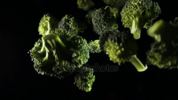 Groene broccoli roosjes. broccoli op een zwarte achtergrond — Stockvideo