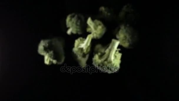 Grüne Brokkoliröschen. Brokkoli auf schwarzem Hintergrund — Stockvideo
