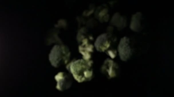 Brocoli tournant sur fond noir — Video