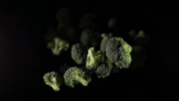 Брокколи включается на черном фоне — стоковое видео