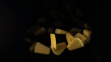 Kabak havaya bir siyah arka plan üzerine düşüyor. Ağır çekim.