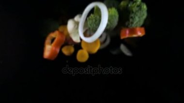 siyah arka plan üzerinde uçan sebze isoleted. ağır çekim