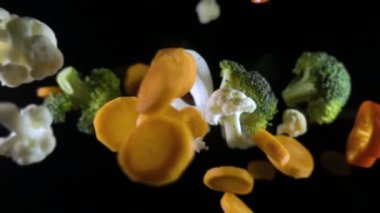 siyah arka plan üzerinde uçan sebze isoleted. ağır çekim