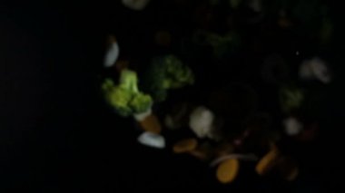 siyah arka plan üzerinde uçan sebze isoleted. ağır çekim