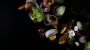 siyah arka plan üzerinde uçan sebze isoleted. ağır çekim