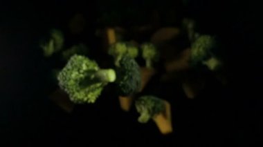 Kabak bir siyah arka plan üstten görünüm izole brokoli ile bir parça. Ağır çekim